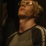 Evan Peters è Jeffrey Dahmer nella serie Netflix - Trailer